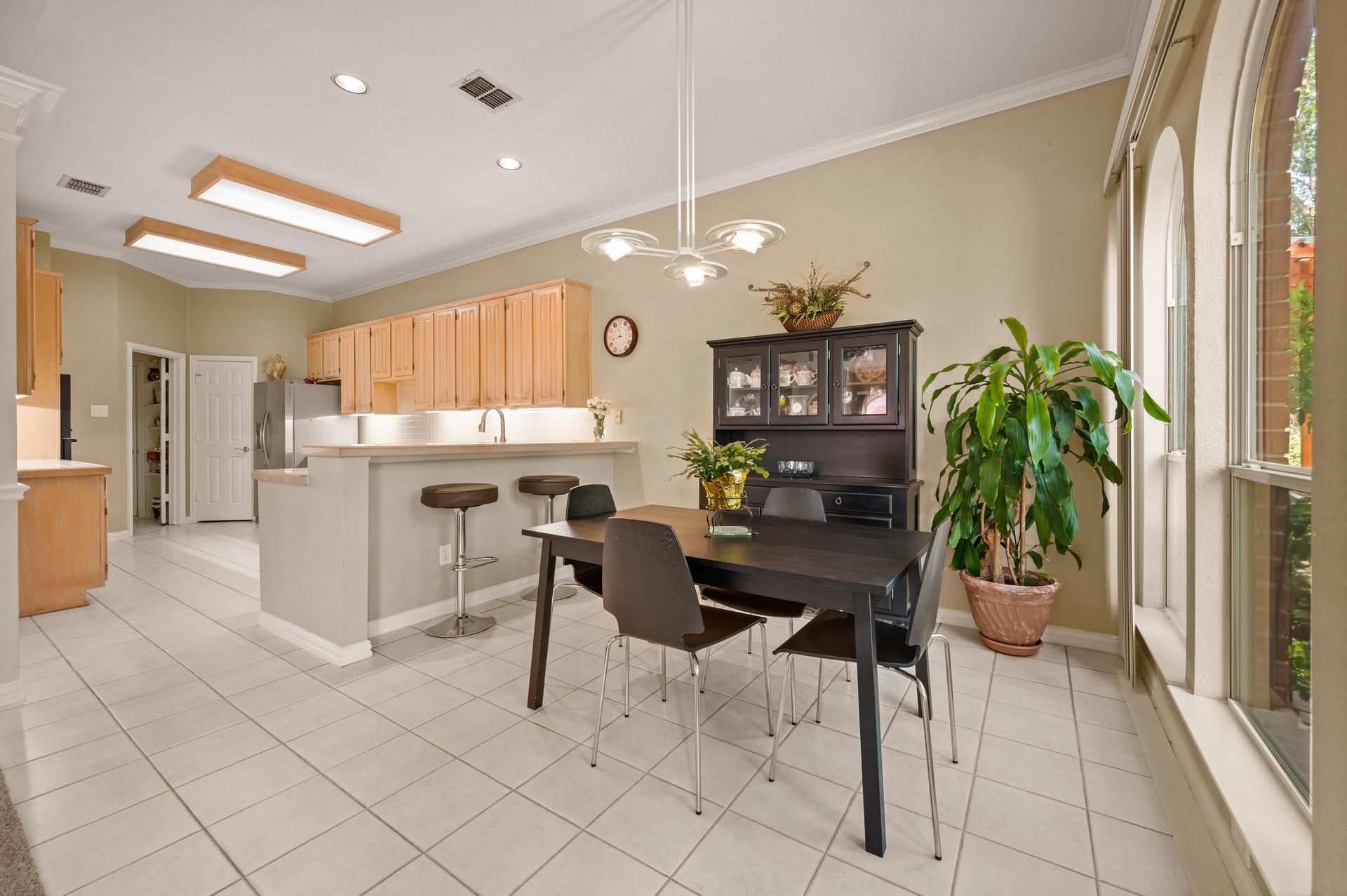 Eat-in kitchen with breakfast area and island at 7626 Lakecrest Circle