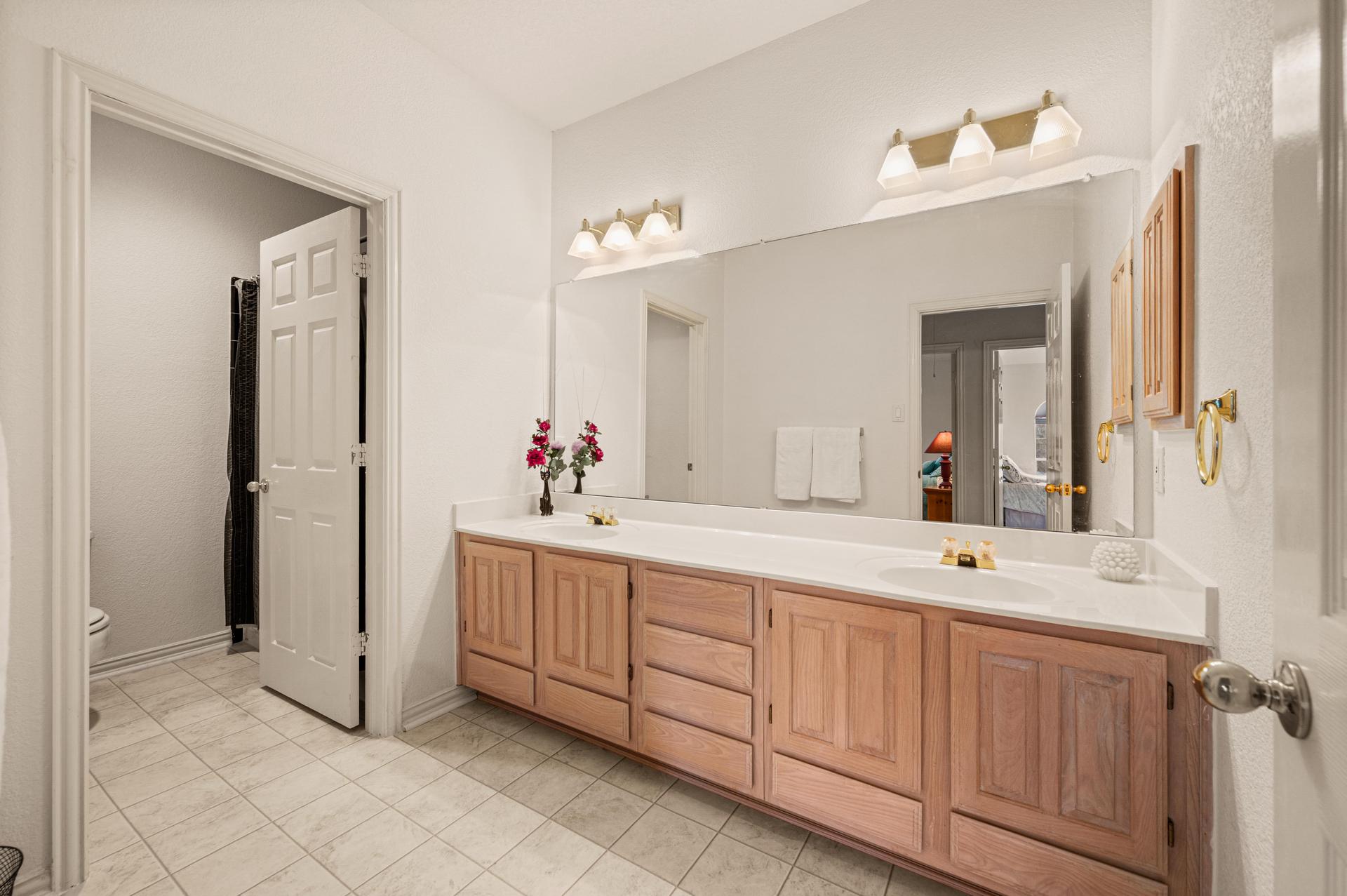 Second full bathroom with vanity and tub-shower at 7626 Lakecrest Circle